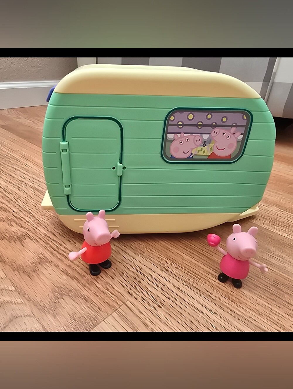 Peppa Pig Camper Playset in Green and Cream with Two Figures